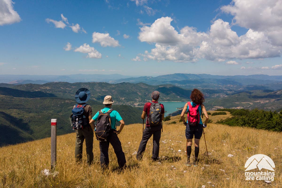 escursionisti che osservano dall'alto un lago