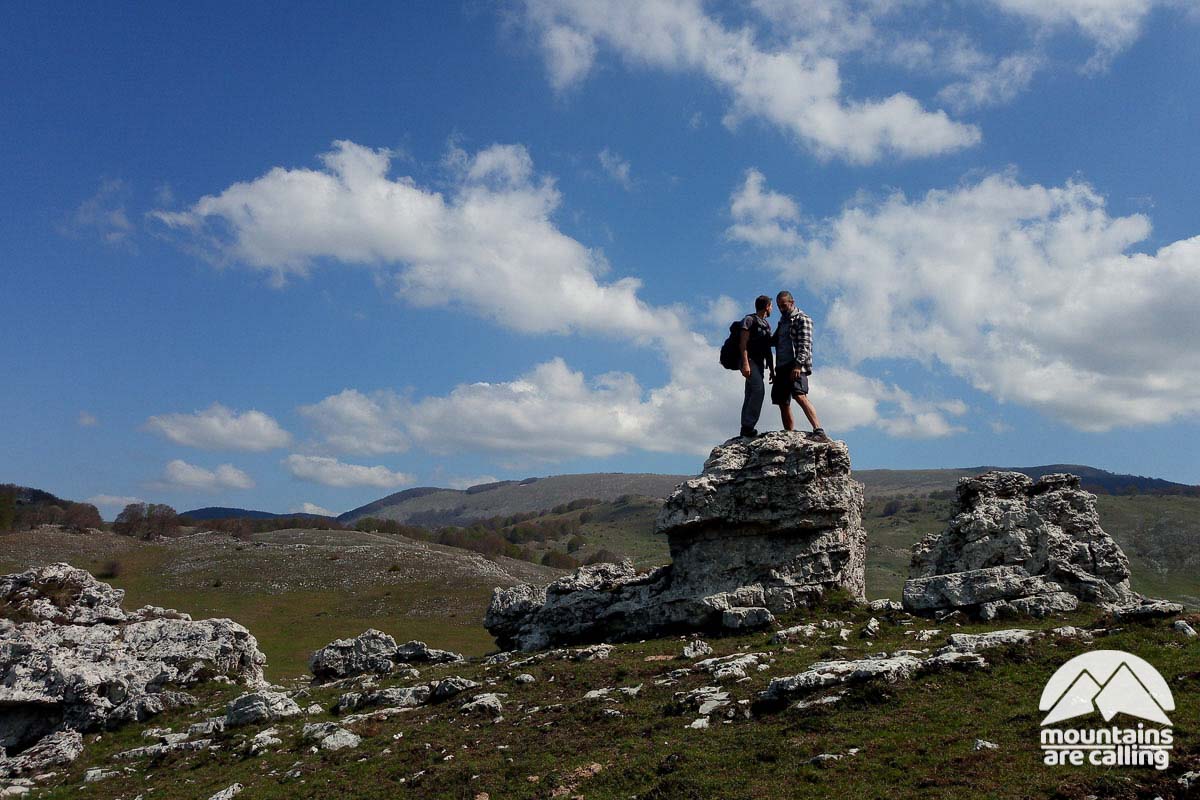 escursionisti sopra una roccia