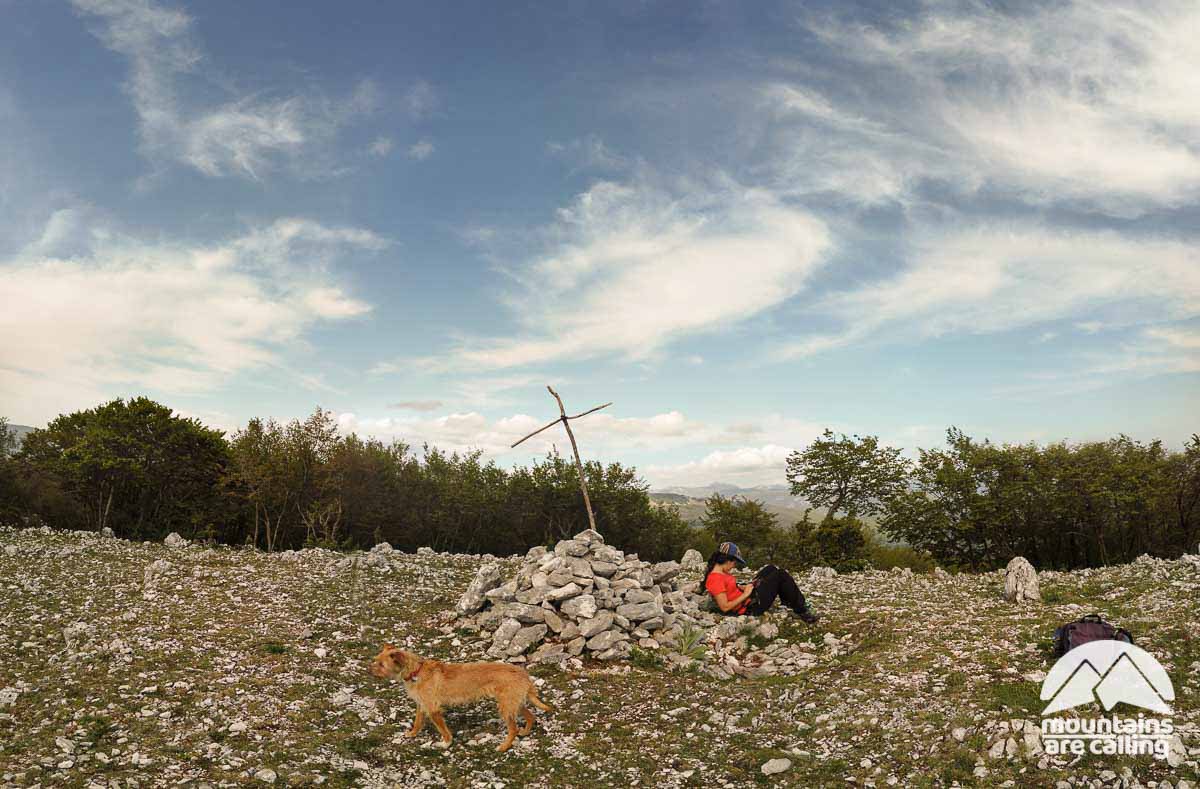 Escursionista seduta sulla vetta di una montagna