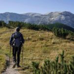 Guida ambientale escursionistica che si dirige verso il Monte Amaro sulla Majella