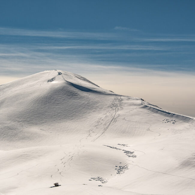 Montagna ricoperta da neve
