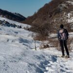 escursionista tra la neve