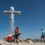 escursionisti sulla vetta di una montagna