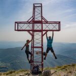 escursionisti sulla vetta di una montagna