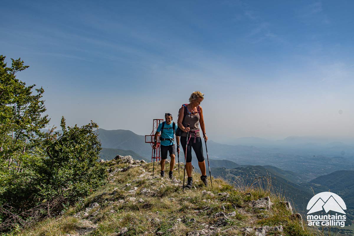 escursionisti che camminano sulla cresta di una montagna