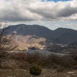 un lago visto dalle montagne